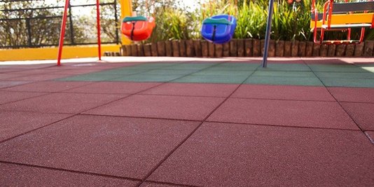 Piso de borracha p/ playground (Preto) M² 15mm 50x50